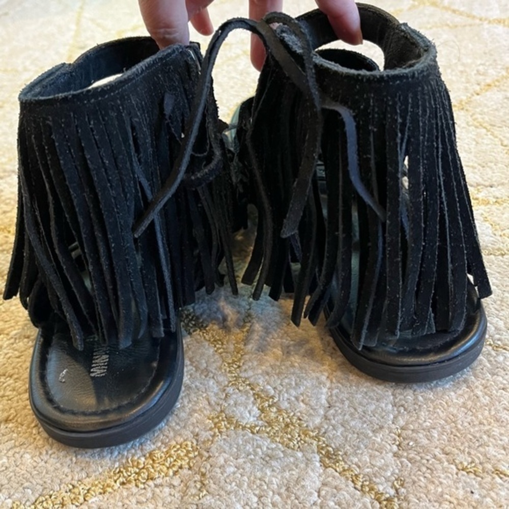 Minnetonka Black Sandals with Minimalist Design - Picture 7 of 8
